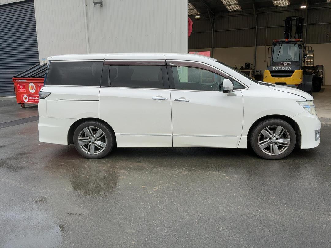 Photo '2' of Nissan Elgrand Rider