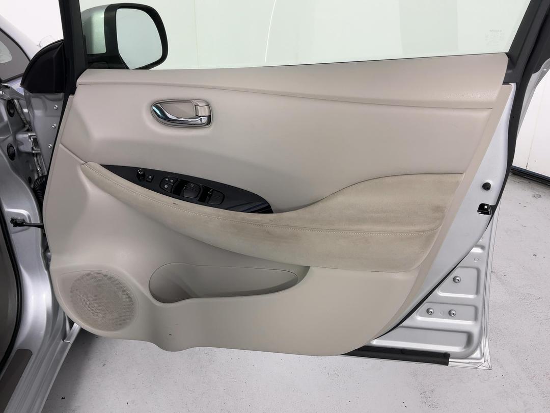 Photo '15' of Nissan Leaf