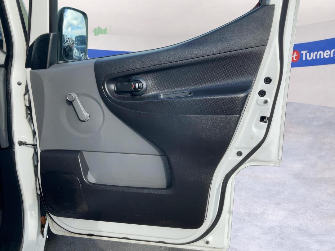 Photo '15' of Nissan NV200