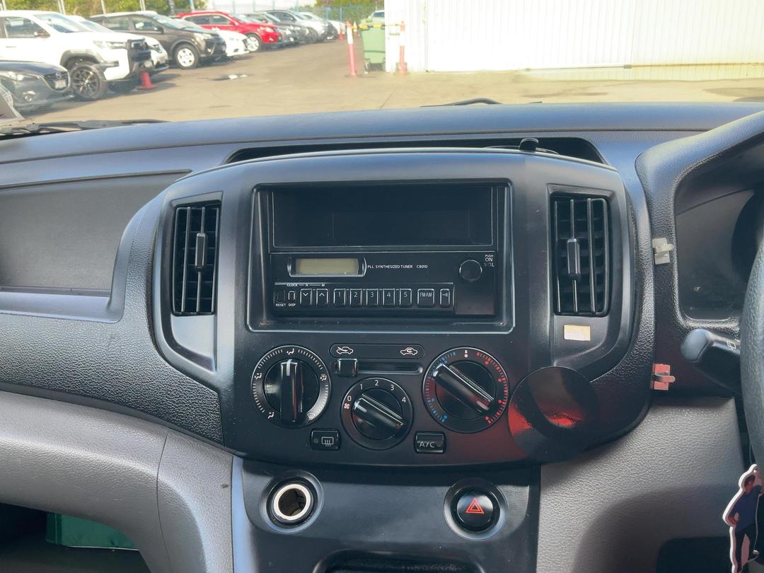 Photo '29' of Nissan NV200