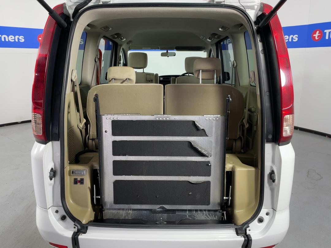 Photo '14' of Nissan Serena