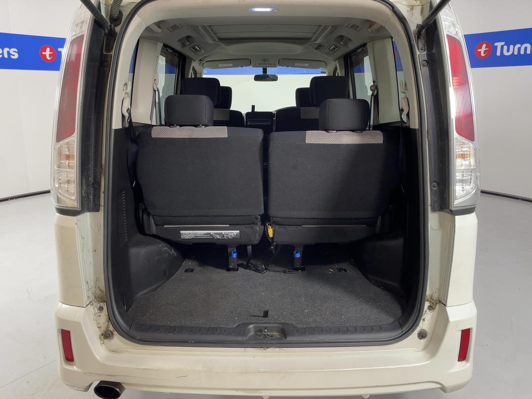 Photo '14' of Nissan Serena