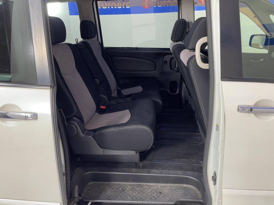 Photo '19' of Nissan Serena