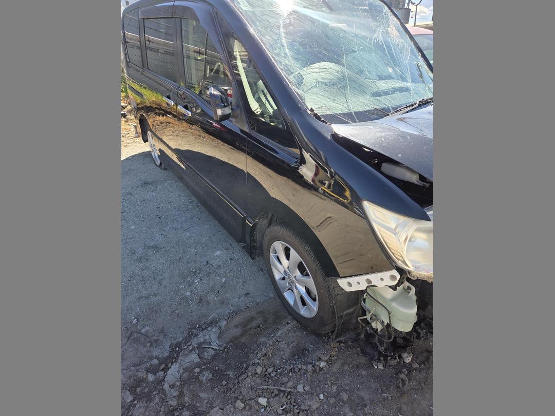 Photo '2' of Nissan Serena Photo '2' of Nissan Serena