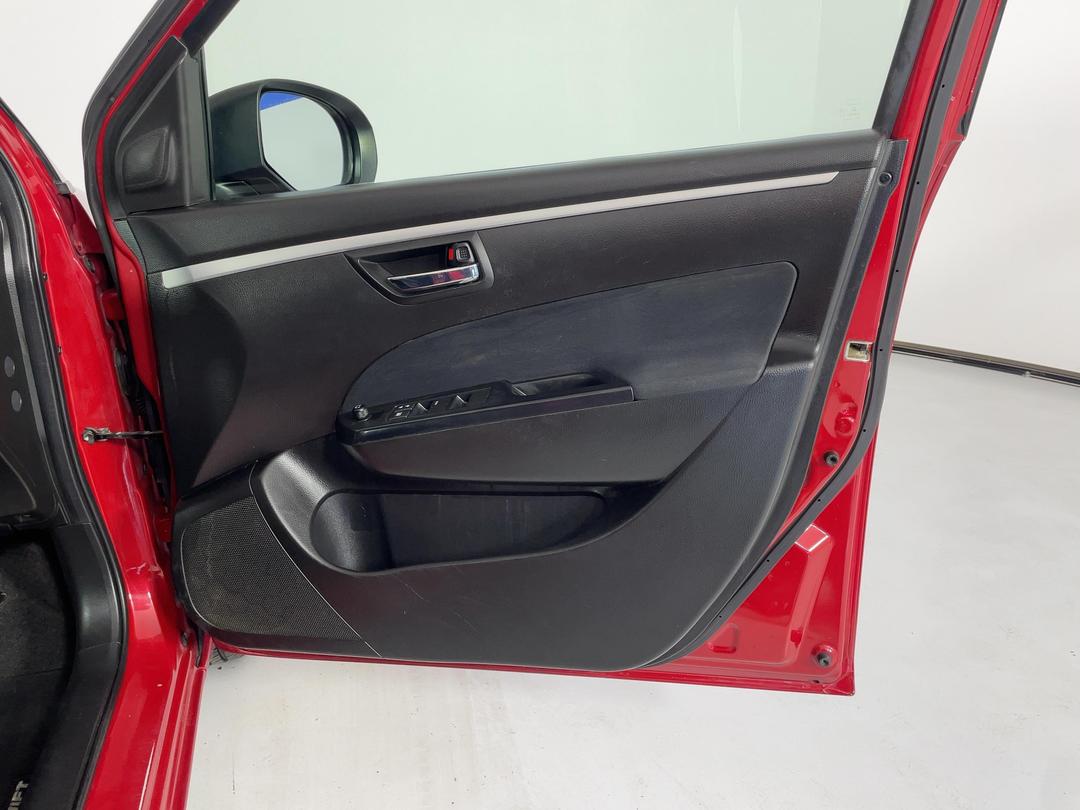 Photo '15' of Suzuki Swift