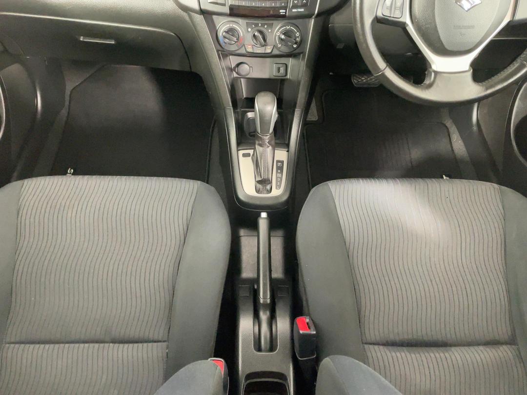 Photo '18' of Suzuki Swift
