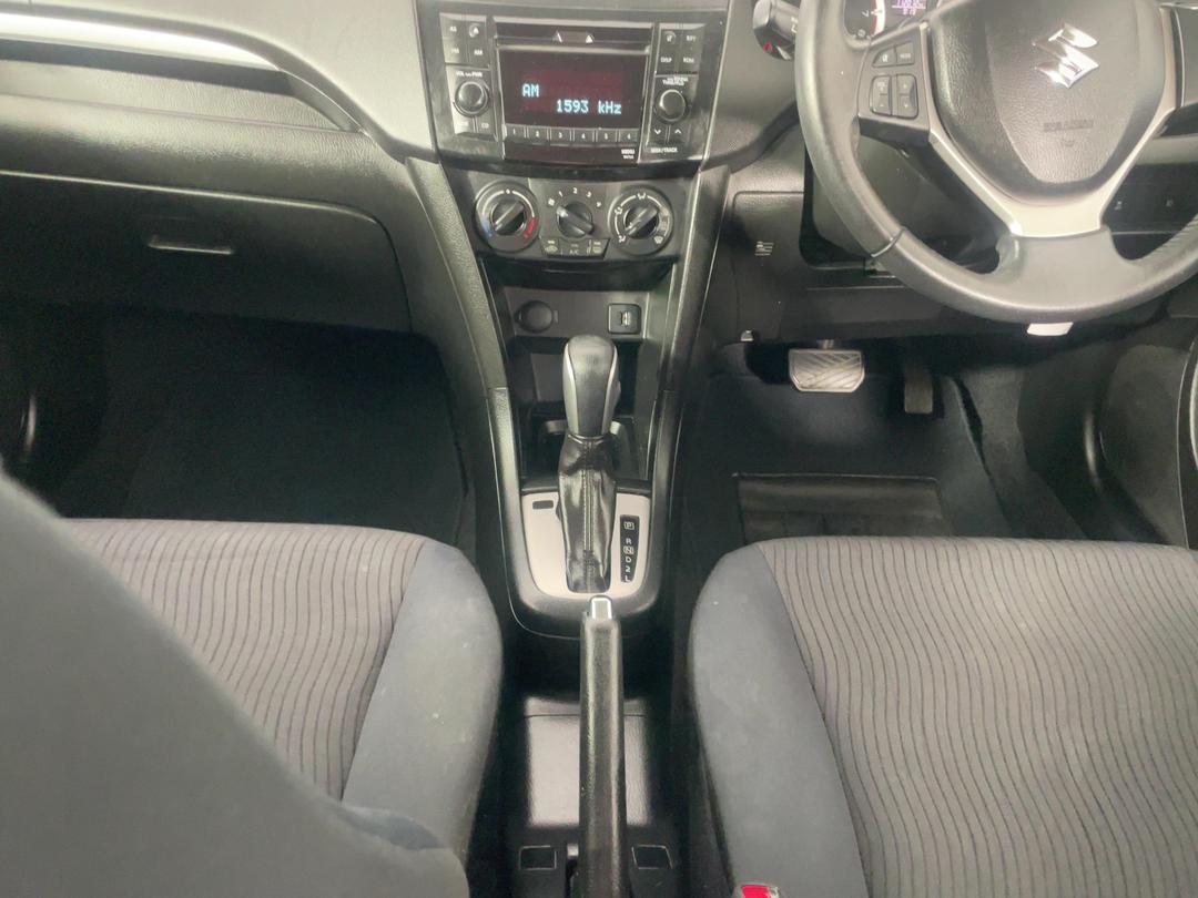 Photo '18' of Suzuki Swift