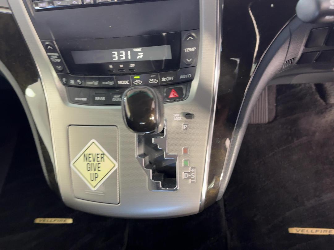 Photo '18' of Toyota Alphard