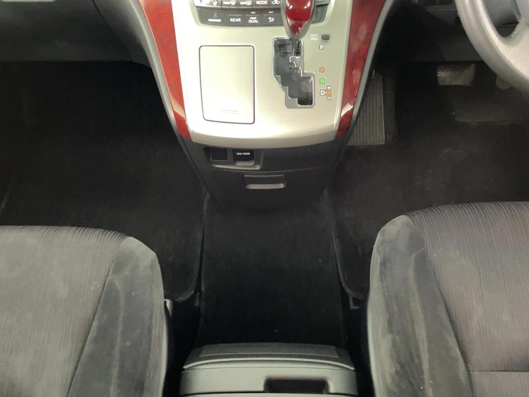 Photo '18' of Toyota Alphard