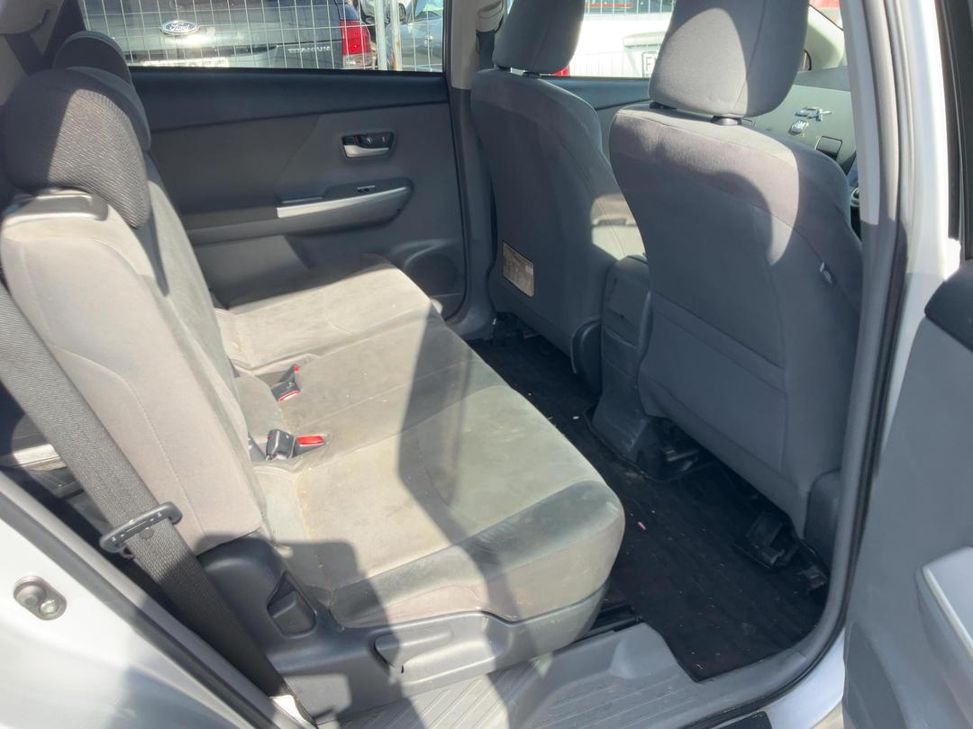 Photo '12' of Toyota Prius Alpha