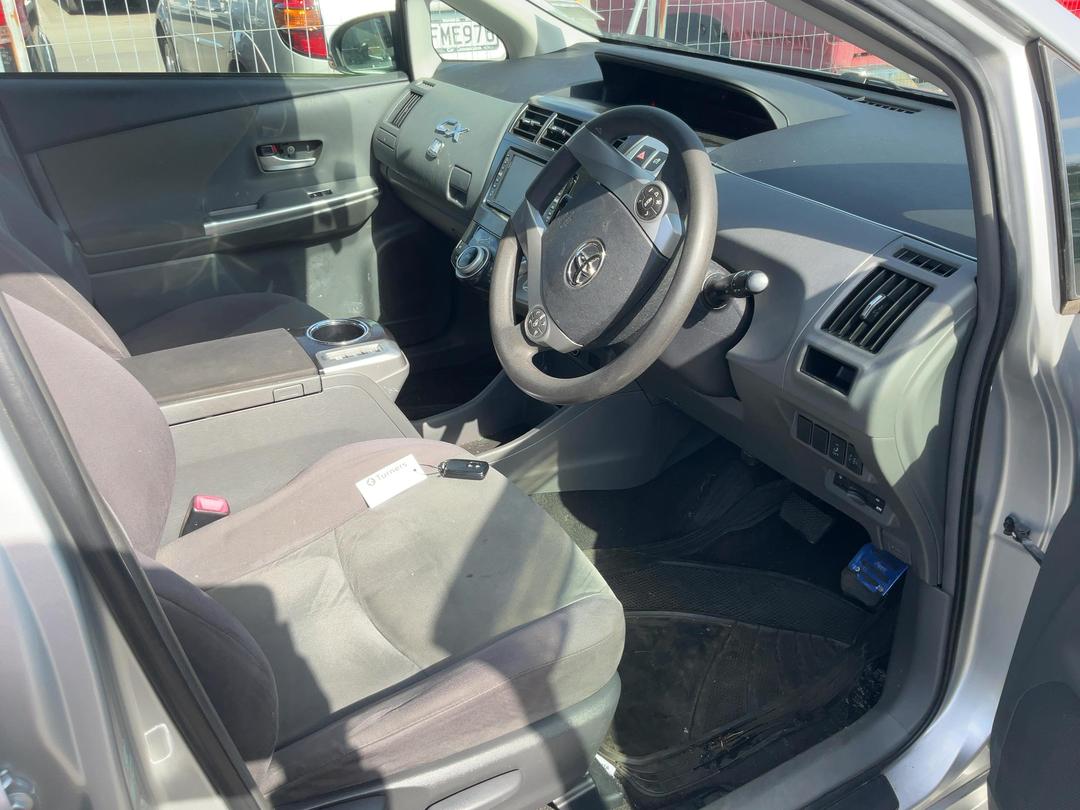 Photo '13' of Toyota Prius Alpha