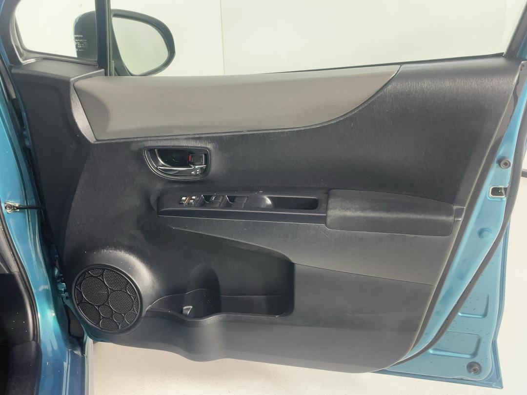 Photo '15' of Toyota Vitz