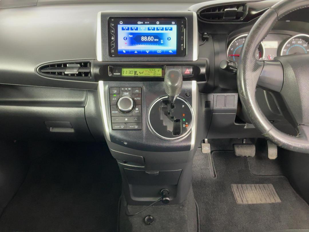 Photo '18' of Toyota Wish