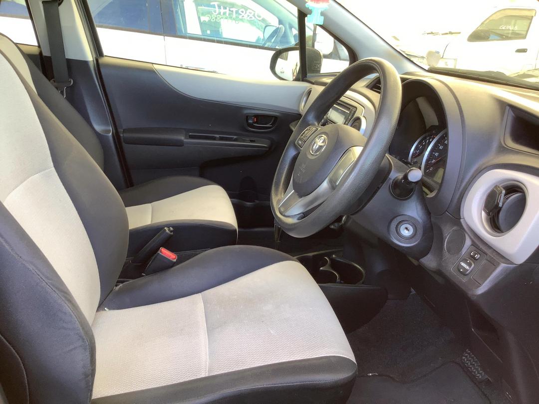 Photo '10' of Toyota Yaris YR