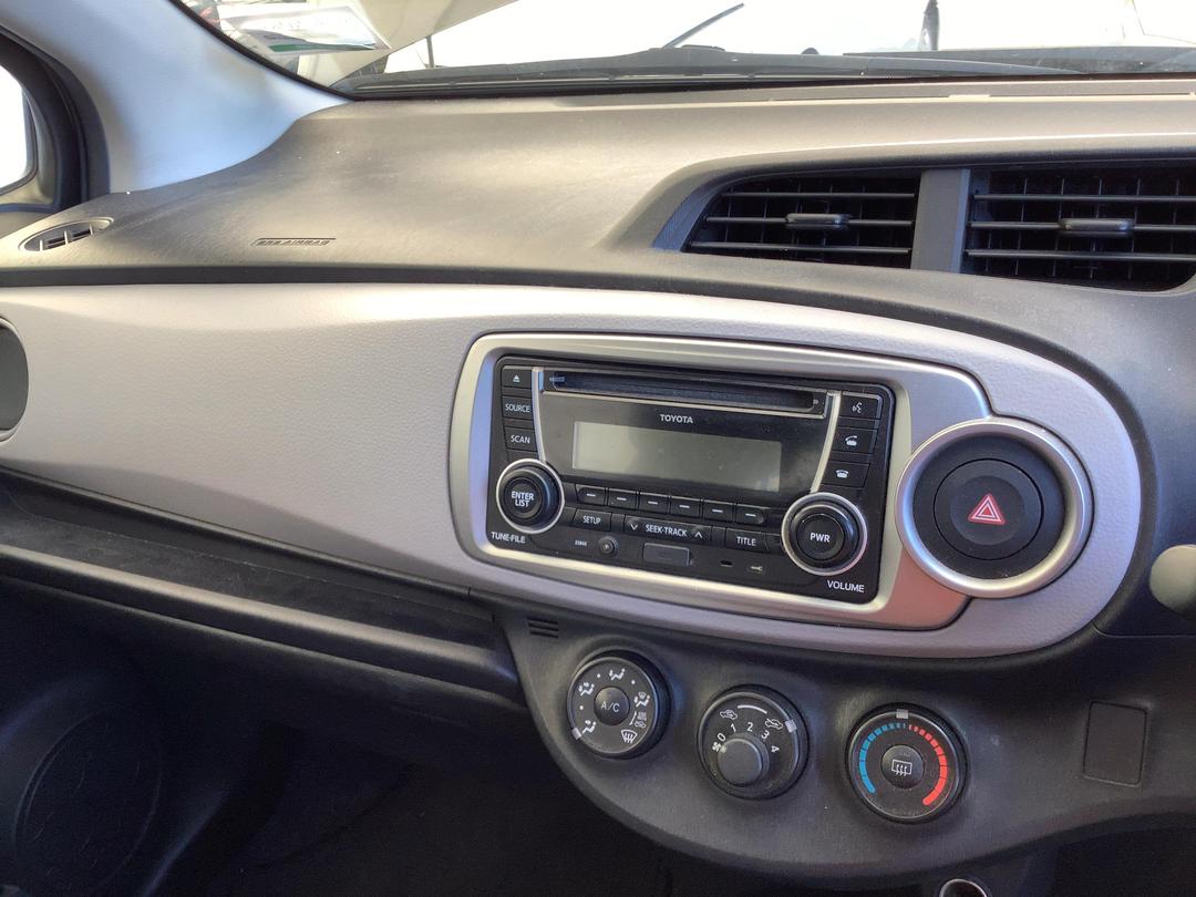 Photo '17' of Toyota Yaris YR