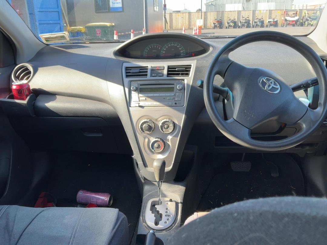 Photo '10' of Toyota Yaris