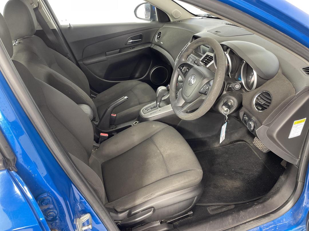 Photo '12' of Holden Cruze