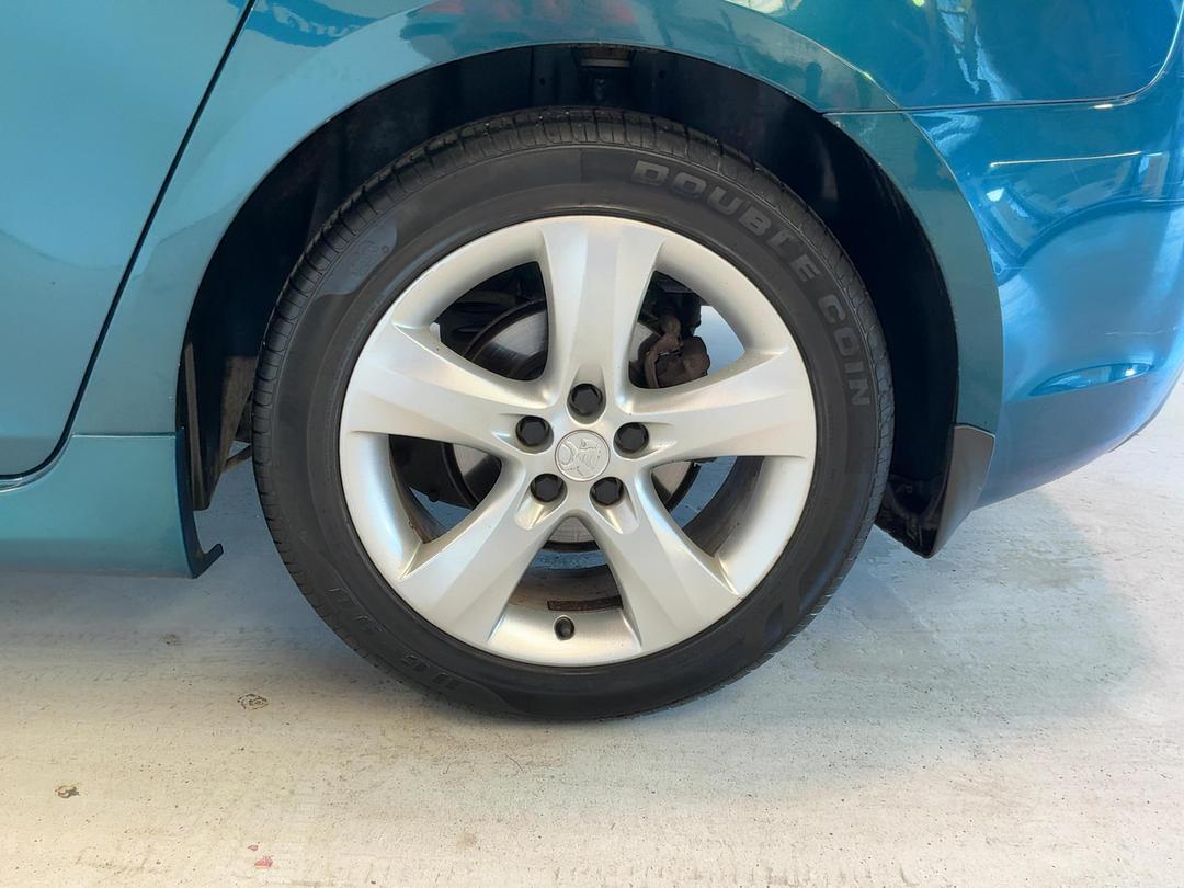 Photo '11' of Holden Cruze
