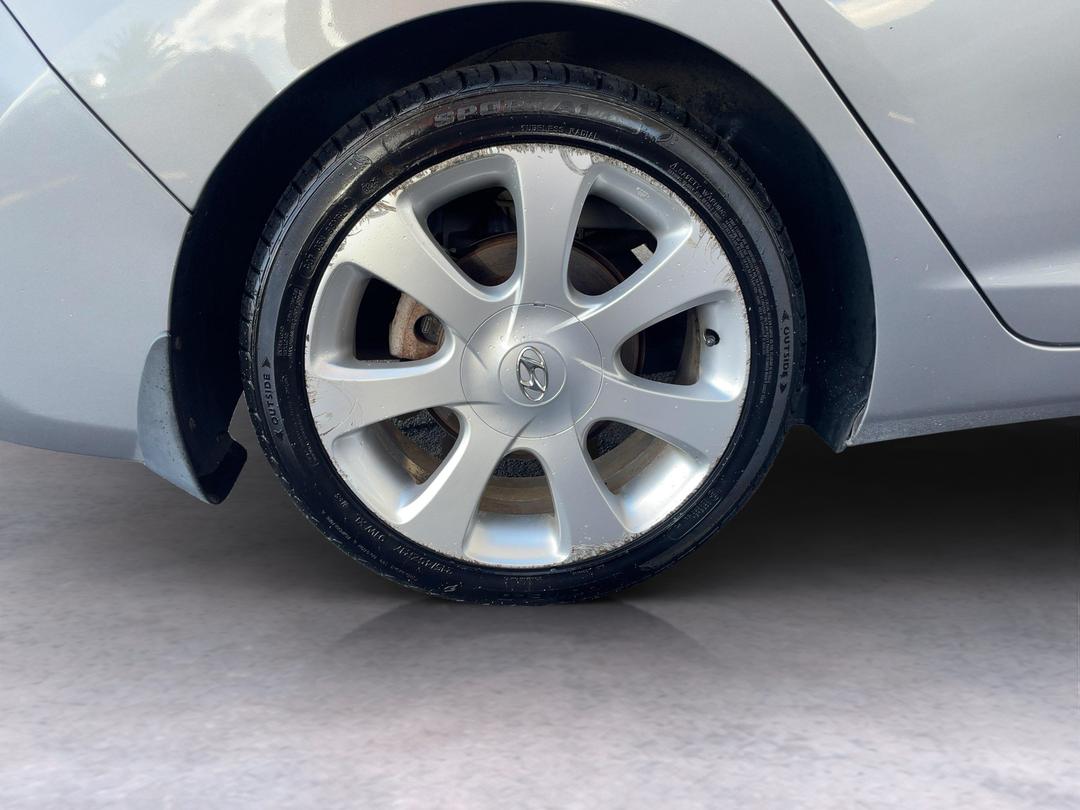 Photo '12' of Hyundai Elantra