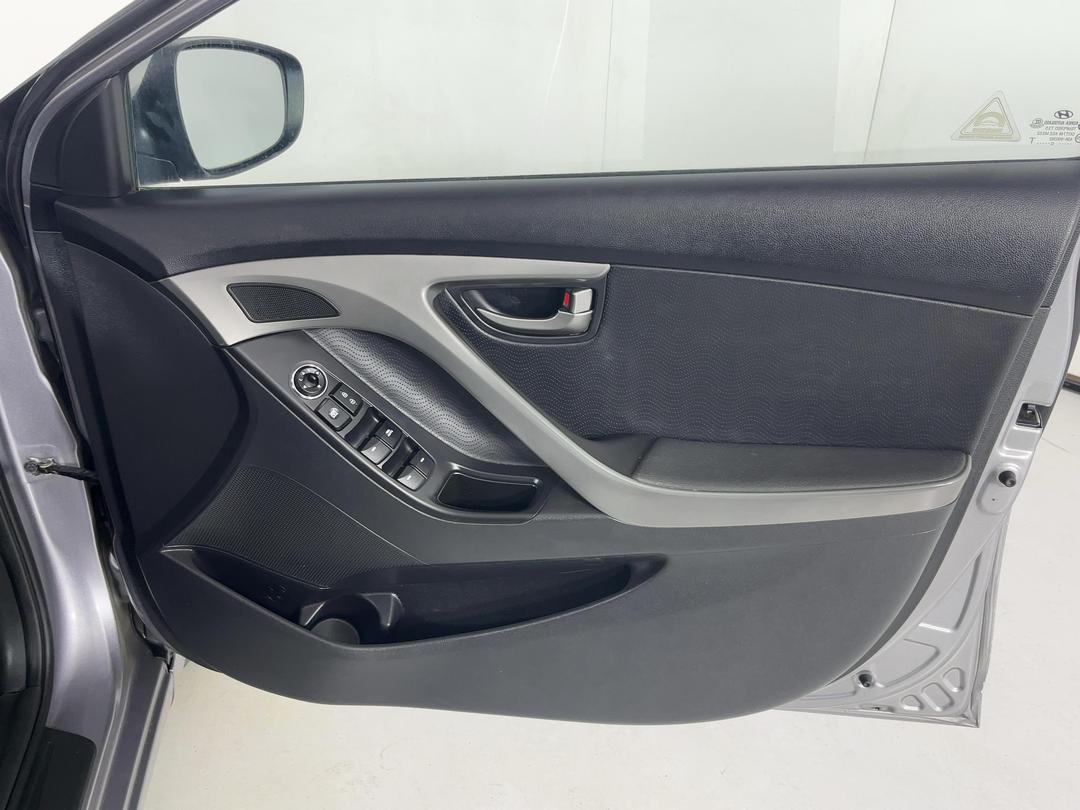 Photo '15' of Hyundai Elantra