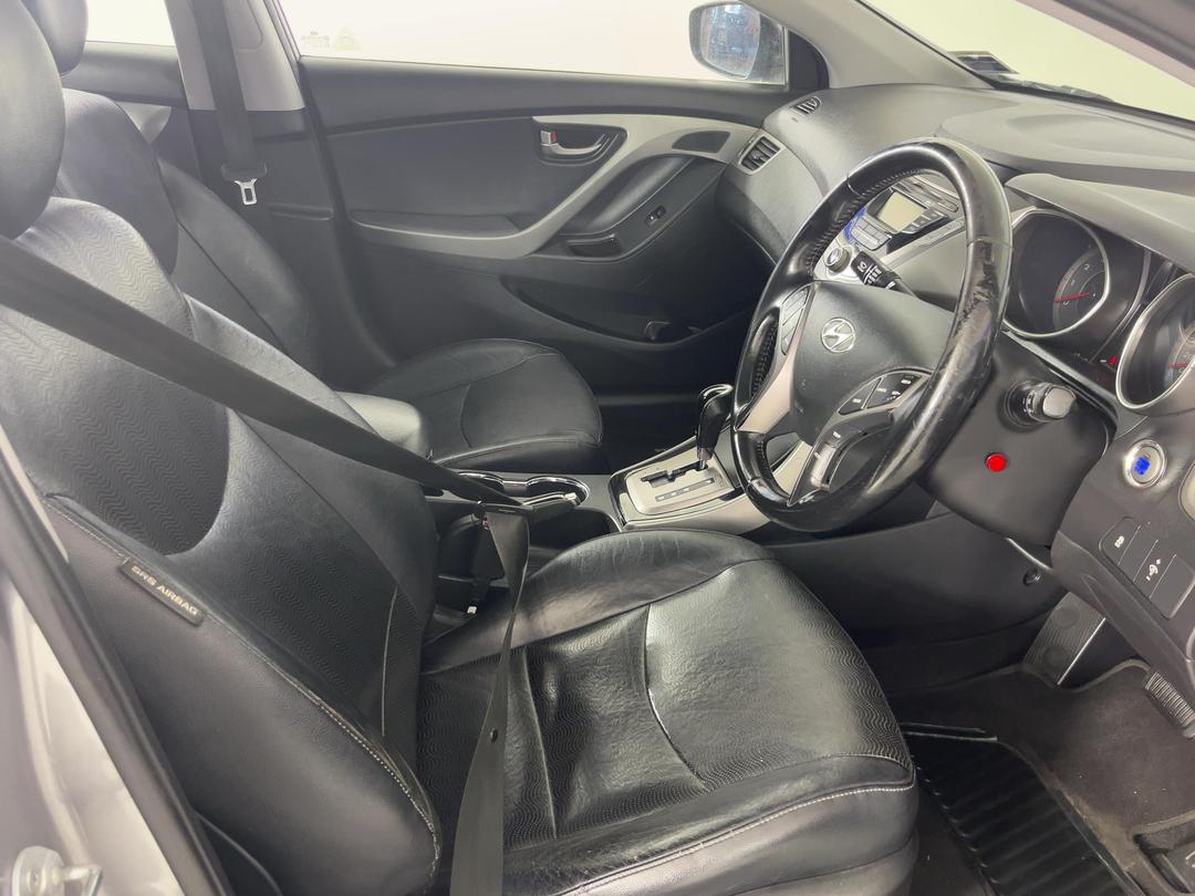 Photo '16' of Hyundai Elantra