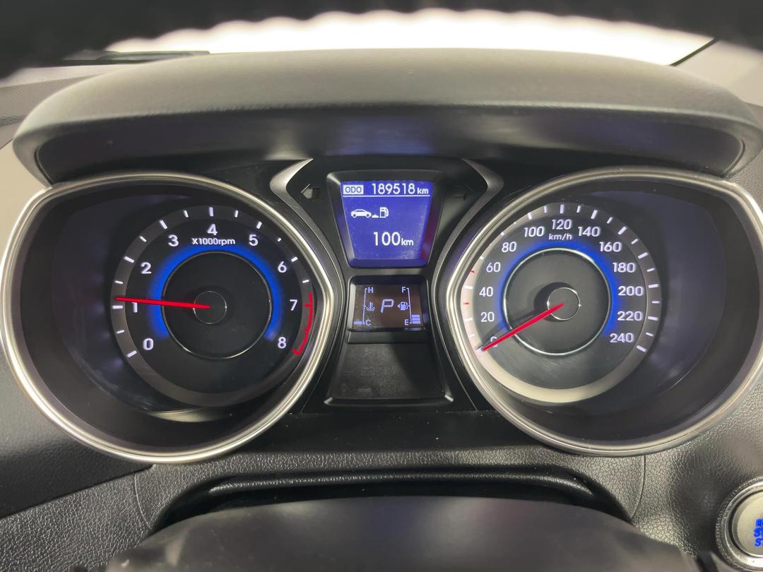 Photo '21' of Hyundai Elantra