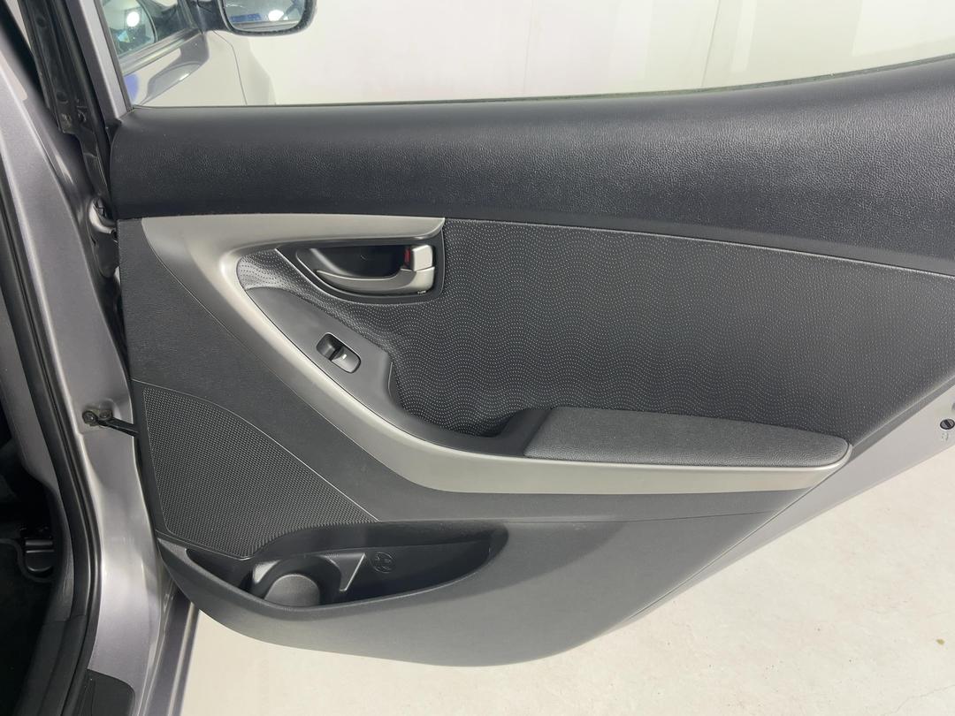Photo '19' of Hyundai Elantra