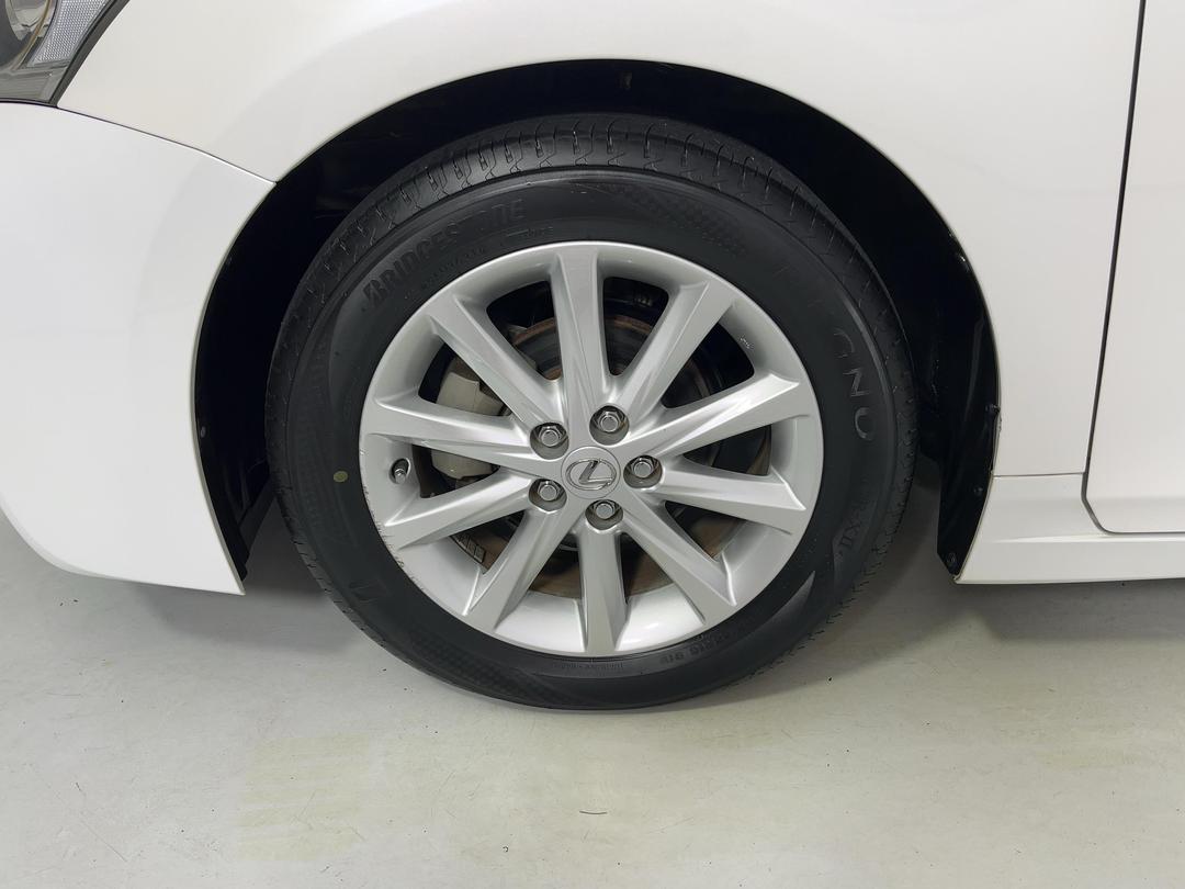 Photo '10' of Lexus CT200H