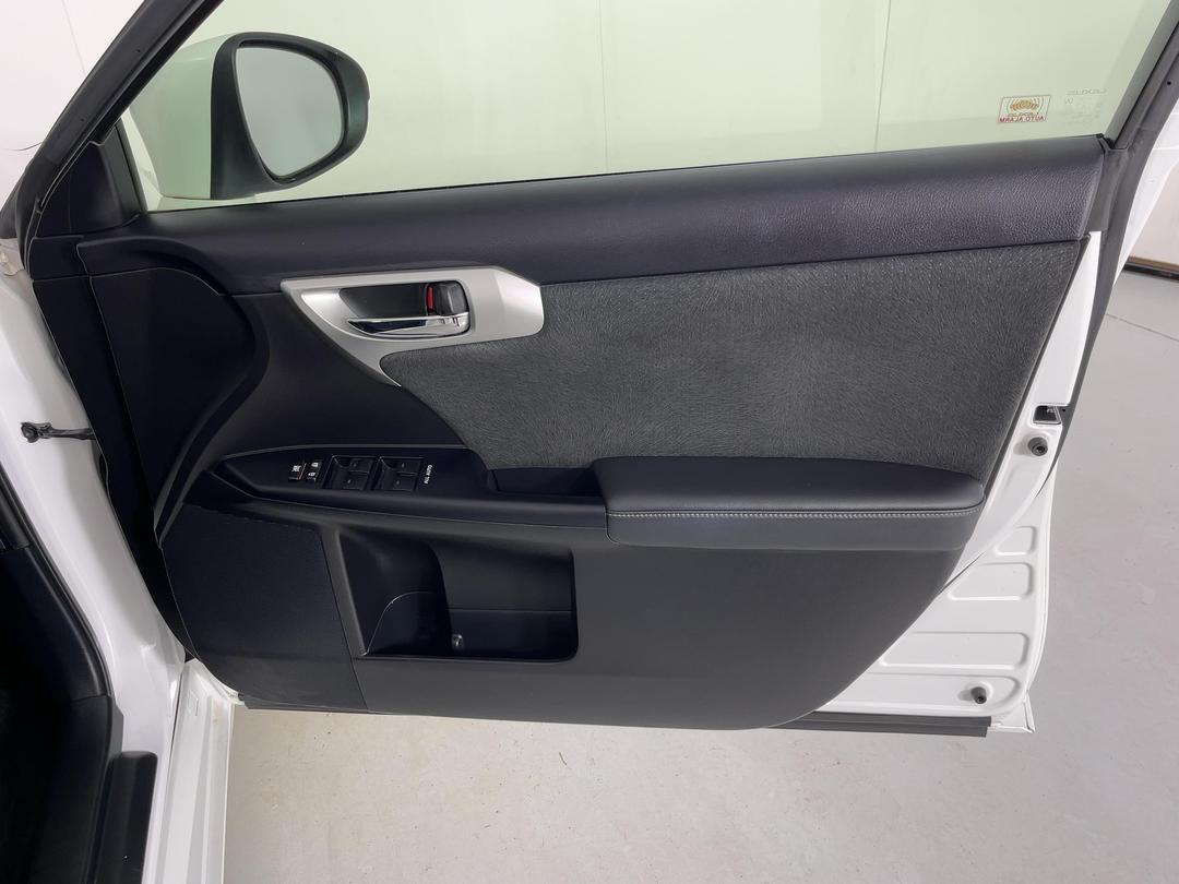 Photo '15' of Lexus CT200H