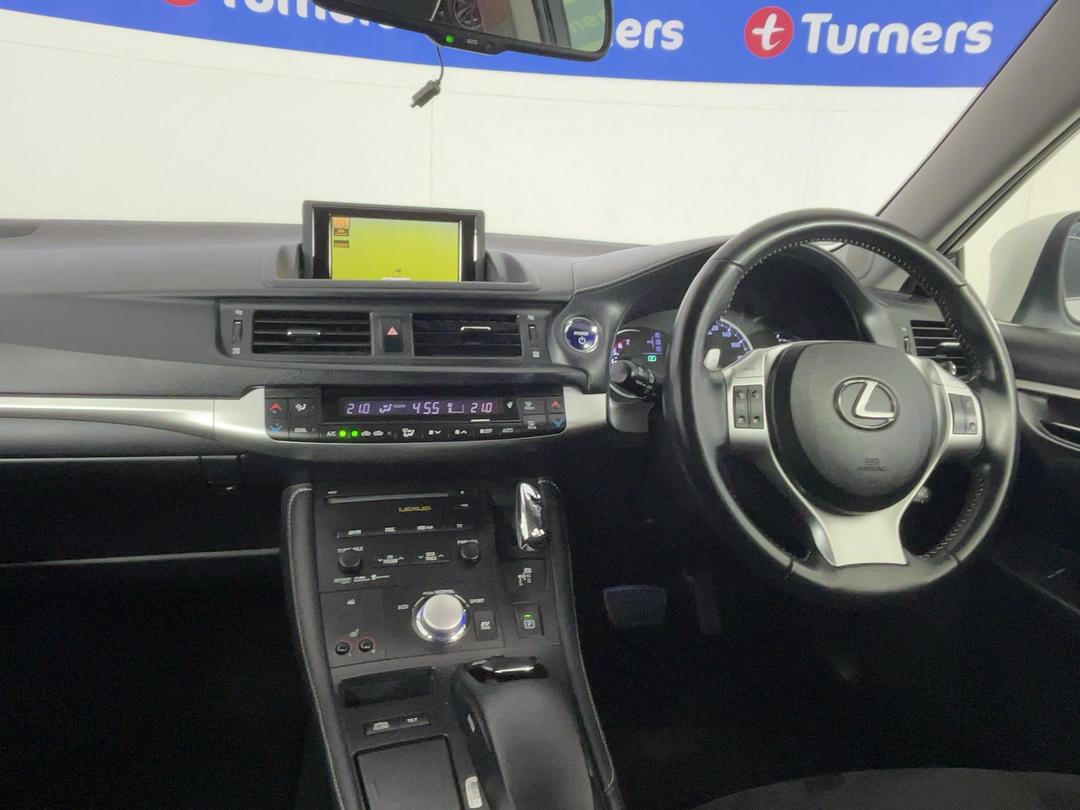 Photo '17' of Lexus CT200H
