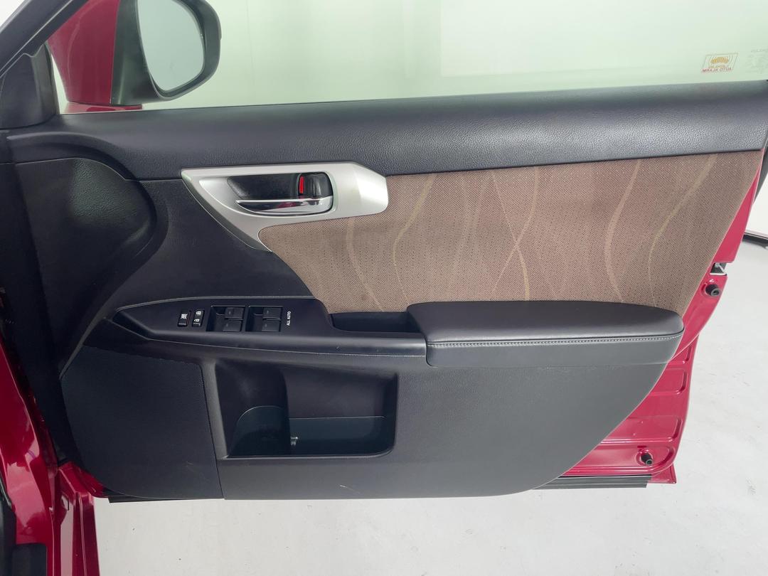 Photo '15' of Lexus CT200H