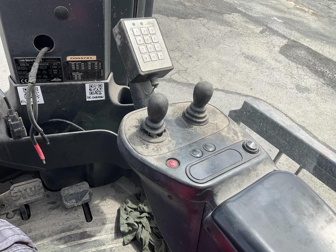 Photo '6' of Linde R16X-03 Reach Truck