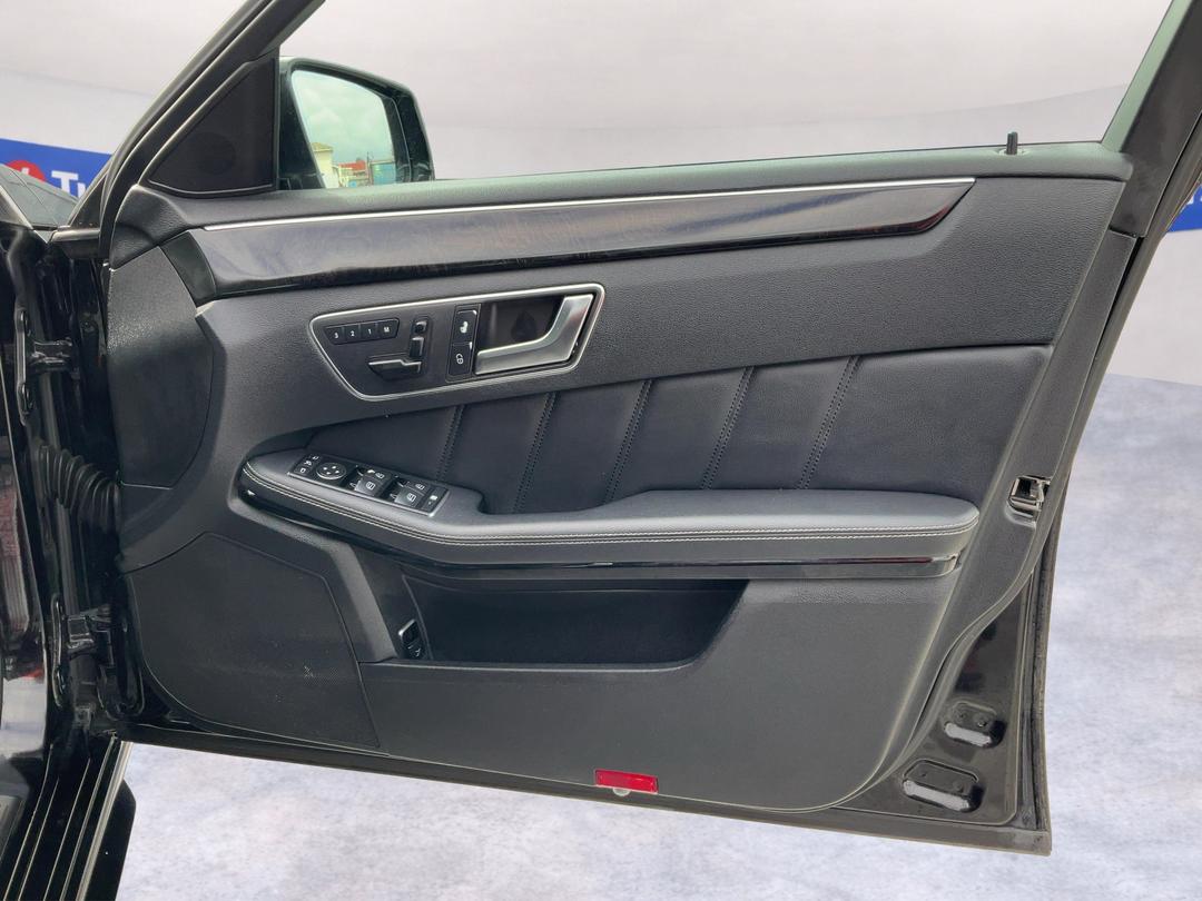 Photo '15' of Mercedes-Benz E-Class