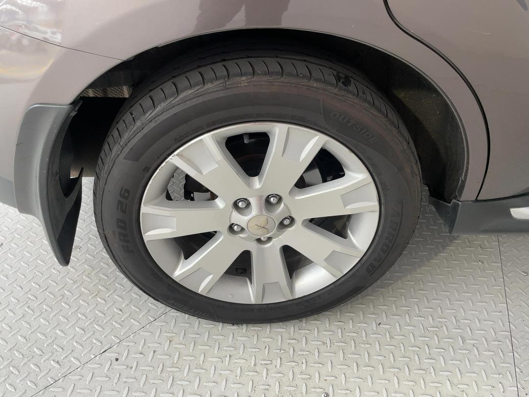 Photo '12' of Mitsubishi Outlander