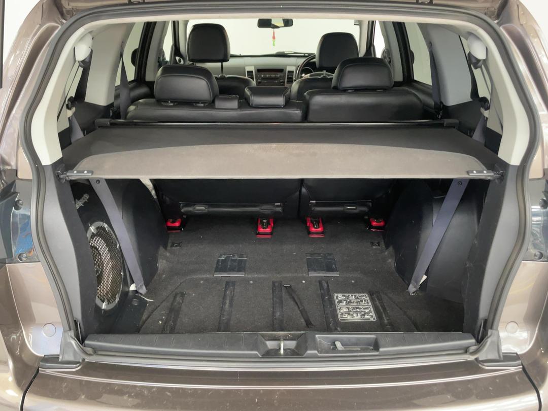 Photo '14' of Mitsubishi Outlander