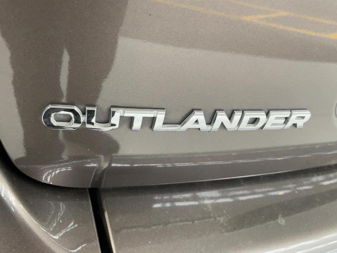Photo '35' of Mitsubishi Outlander