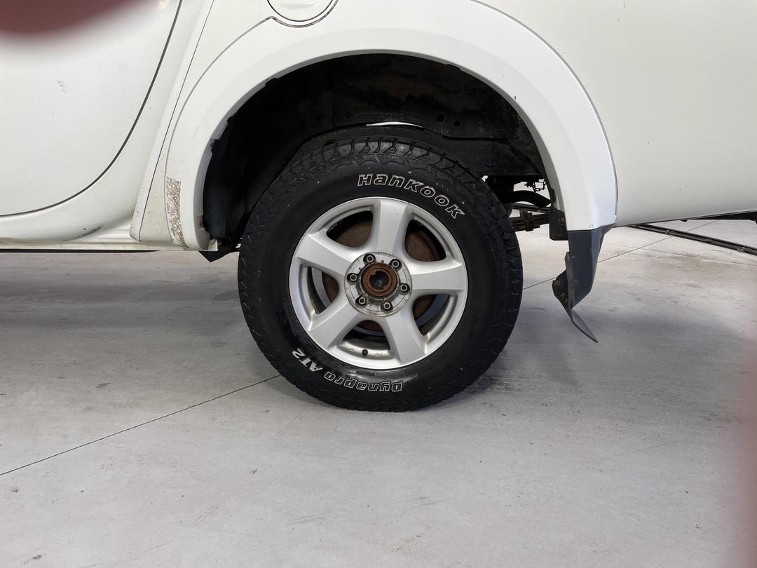 Photo '11' of Mitsubishi Triton