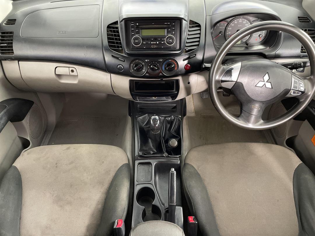 Photo '18' of Mitsubishi Triton