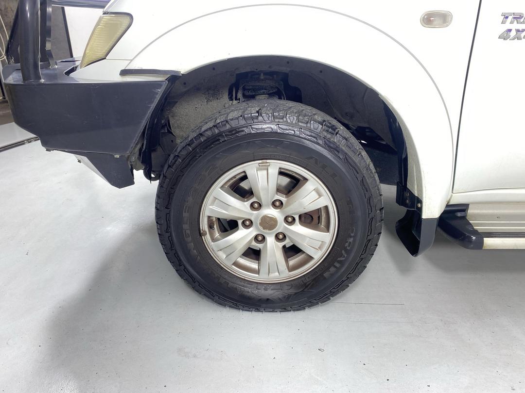 Photo '10' of Mitsubishi Triton