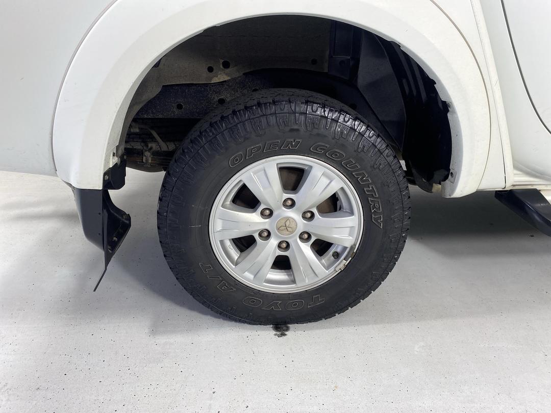 Photo '12' of Mitsubishi Triton