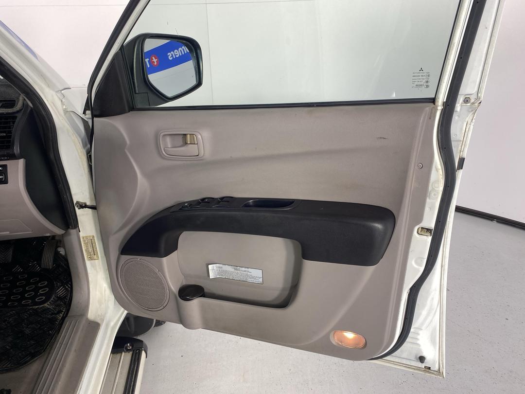 Photo '15' of Mitsubishi Triton