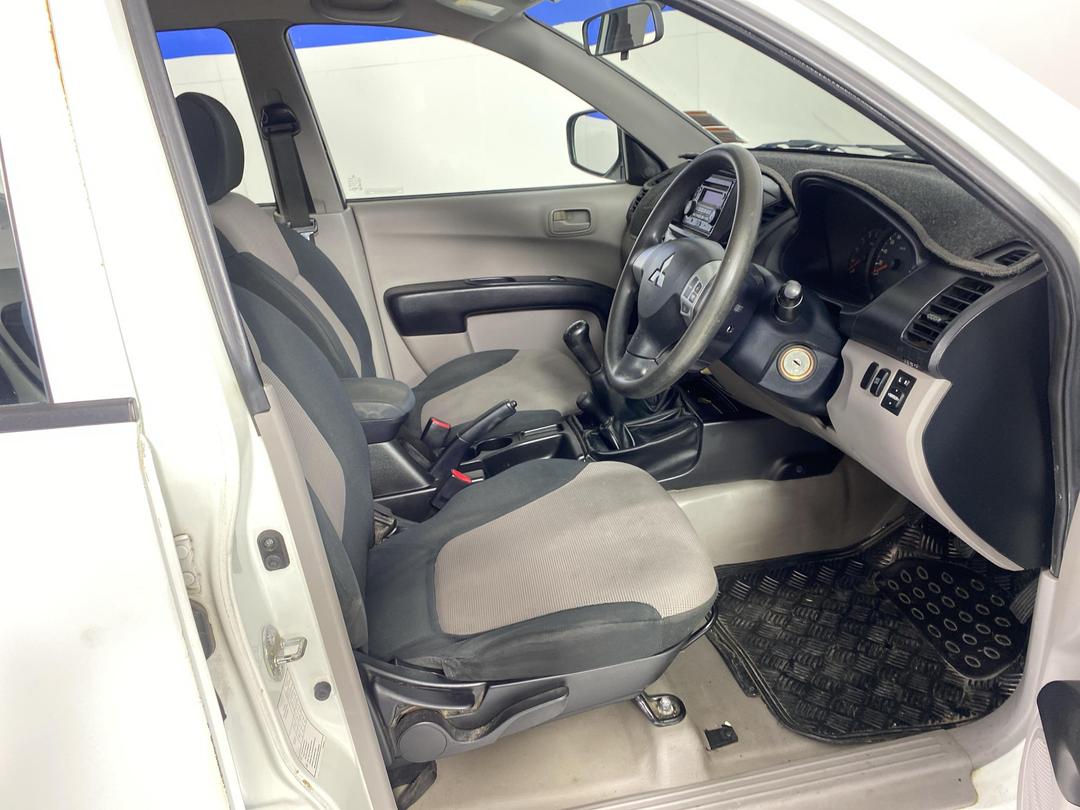 Photo '16' of Mitsubishi Triton