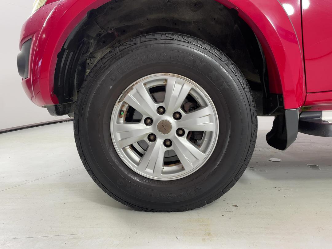 Photo '10' of Mitsubishi Triton