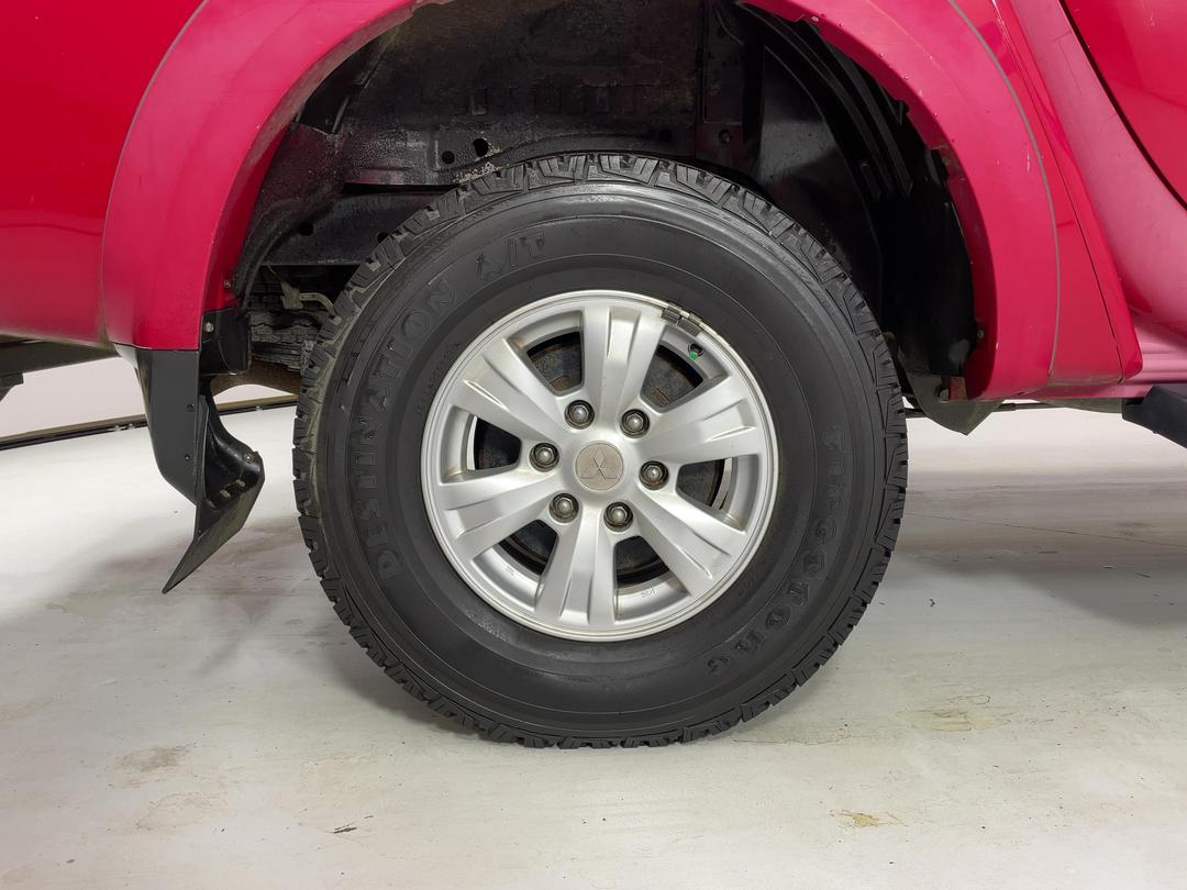Photo '12' of Mitsubishi Triton