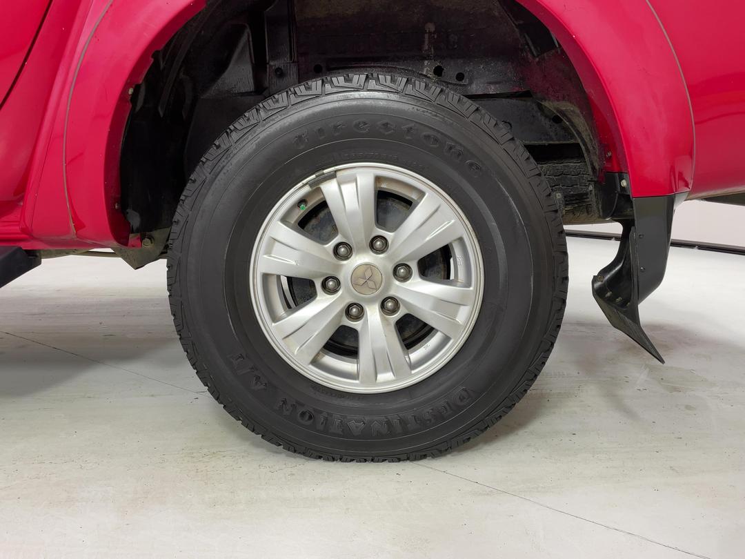 Photo '11' of Mitsubishi Triton