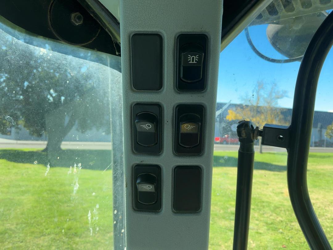 Photo '24' of NEW HOLLAND T6030 PLUS Tractor