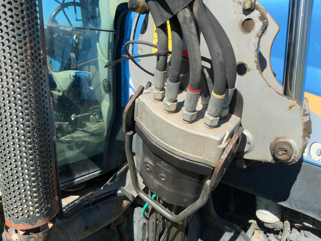 Photo '39' of NEW HOLLAND T6030 PLUS Tractor