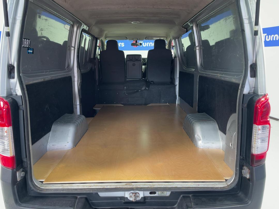 Photo '14' of Nissan NV350
