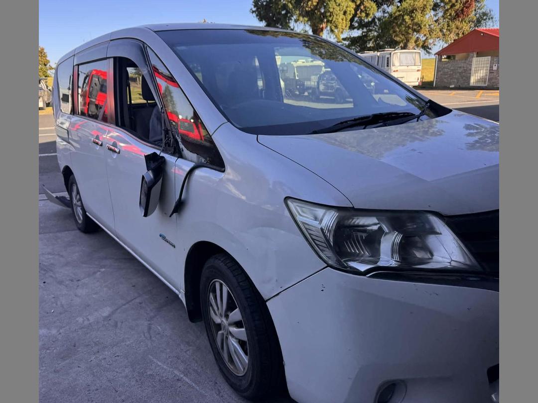 Photo '2' of Nissan Serena Hybrid