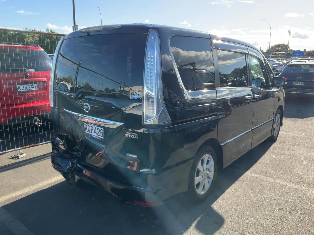 Photo '4' of Nissan Serena